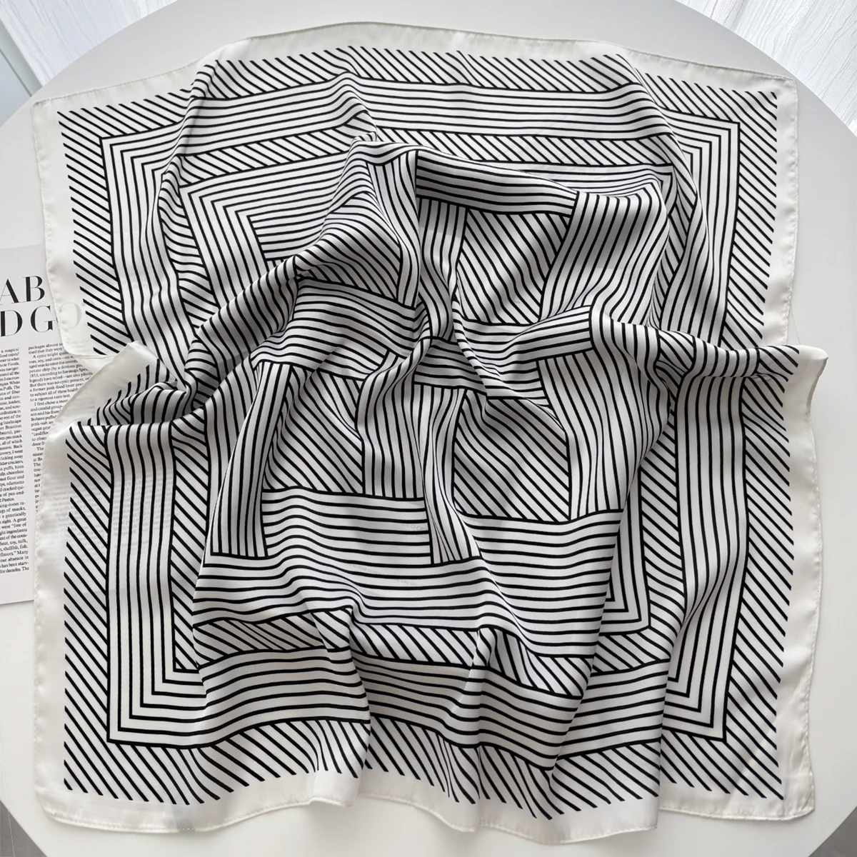 Квадратный шарф с цветочным пр – обзор и цена Ascot Neck Scarf